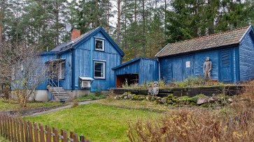 Färgstarkt hus Sista fastigheten i villaområdet vi passerar är originell både till färg, form och innehåll.