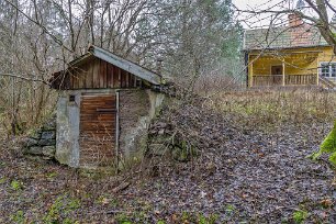 Förfall Förfallen fastighet längs skogsvägen.