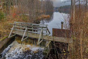 Flöde till Hedenlundaån Bruksdammen avvattnas av den 4 km långa Hedenlundaån. Vattnet flödar genom totalt tre vattendrag, innan det når havet efter 87 kilometer.