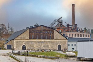 Kolhuset Leden går förbi Kolhuset (där Kolhusteatern håller till) i bruksområdet.