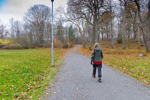 Promenadväg Första kilometern går på en fin promenadväg.