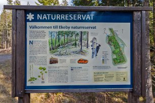 Informaionstavla Informationstavla vid parkringsplatsen intill reservatet.