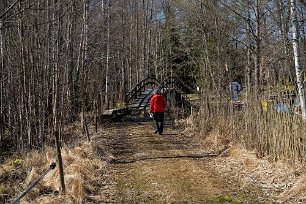 Gångbro till Lagnö En gångbro av trä leder över ett litet sund till Lagnö.