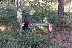 Gällsjömossens naturreservat Spårbyte på Sörmlandsleden. Till höger/rakt fram mot Åkers styckerbruk, till vänster till p-platsen vid Harsjöhult.