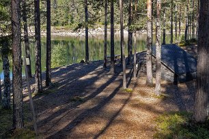 Högt vattentsånd år 2000 Högsta vattenståndet vid Gröntjärn cirka 14 meter finns markerad på en skylt intill rastplatsen med vinskydd. Pga markens vattengenomsläpplighet följer...