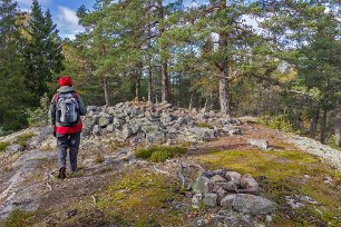 Framme vid stenröset Utöver detta stenröse finns ytterligare 15 fornlämningar i reservatet.