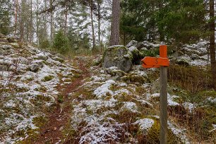 Flack nedstigning Stigen ned från fornborgen är flack till en början men blir brant ned mot sjön Henaren.