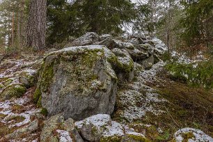 Kraftiga stenar i muren Många stora stenbumlingar finns fortfarande kvar i fornborgens mur.