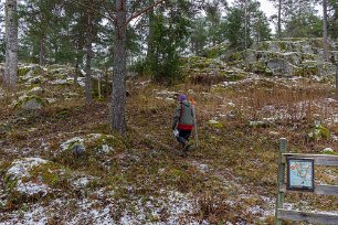 Till Skansberget Till vänster om infotavlan finns en ganska brant stig som leder upp till Skansberget med sin gamla fornborg.