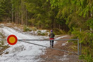 Vägbom Från parkeringen vid vägbommen är det drygt 800 m till etappstarten i naturreservatet.
