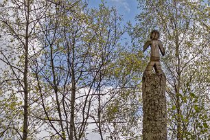Järgarskogens naturrreservat Träskulptur vid Yngern längs vandringsleden.