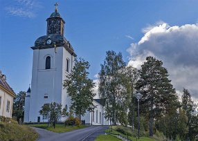 Järvsö kyrka Sveriges största landsortskyrka. Omkring 1200 restes den första stenkyrkan på Kyrkön. Den byggdes ut och rymde 1700 personer i slutet av 1700-talet men an sågs...