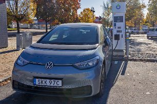 Elbilsladdning Laddar elbilen vid Ionys/Vattenfalls laddstation i Hällefors.