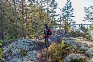 Torparudden Stigen slingrar sig mellan bergskrevor och upp på hällar.