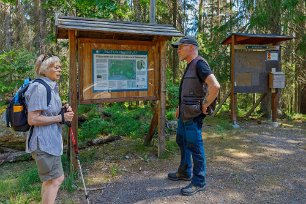 Möte i reservatet Möter vid starten i natureservatet en trevlig och skogskunnig man.