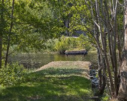 Brorester Rester av en bro mellan slottsområdet och ekhagarna – kanske en passage för korna.