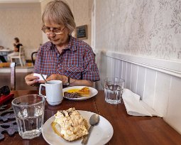 Fika i Sigridslund Efterlängtad fika efter utflykten intages på Sigridslund café.