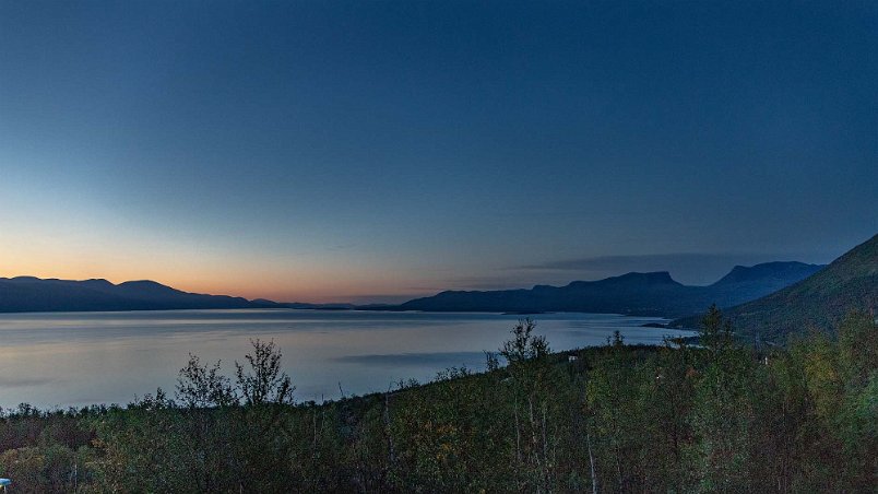 Gryning över Torne träsk Morgongryning fotograferad från stugans balkong kl 04.
