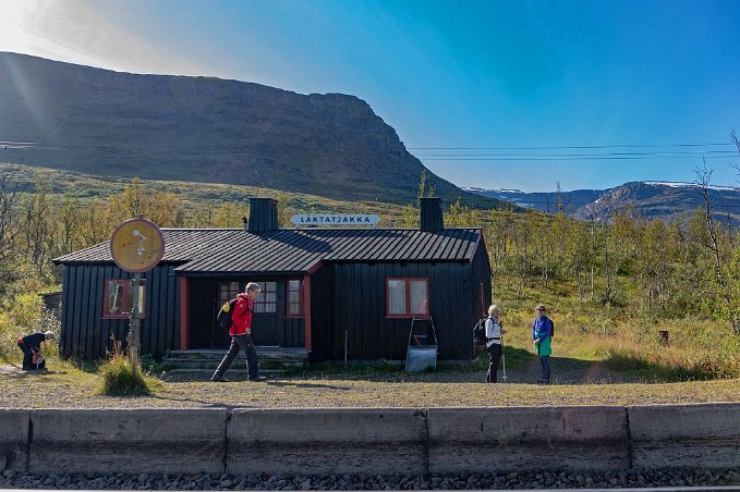 Låktatjåkka station Bakom stationen börjar själva leden till Trolljön; 4.5 milometer.