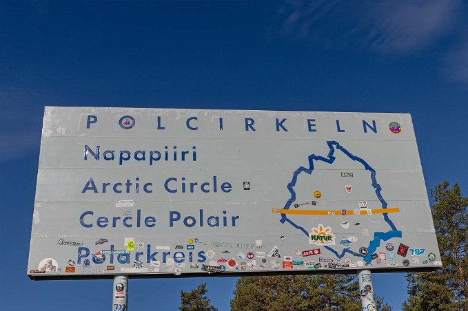 Vid Polcirkeln Kort rast vid Polcirkel-monumentet mellan Lansjärv och Lansån intill Europaväg 10.