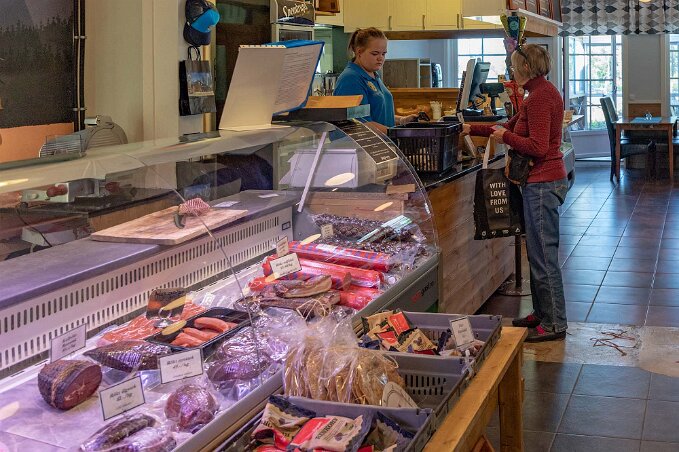 Bergs Fisk & Vilt Rökta varor i kyldisken, bland annat renstsek, älgstek och sidfläsk, i Bergs Fisk & Vlt utanför Vilehlmina.