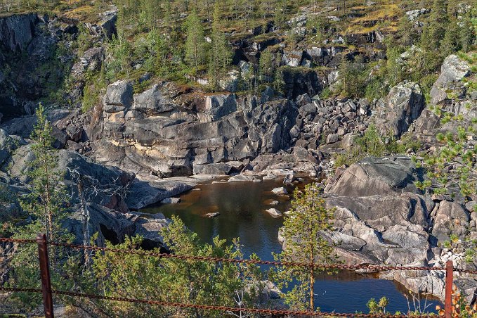 Harsprånget Dammen vid Harsprånget är utförd som stenfyllningsdamm med tätkärna av betong och lera samt grundlagd på berg. Den har en krönlängd på 1400 m och en krönbredd...