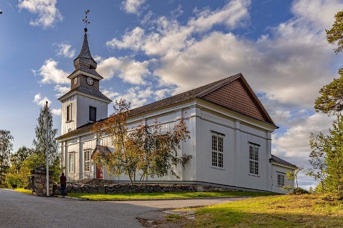 Vilhelmina kyrka Kyrkan, som är byggd i trä, uppfördes 1835–40 på Kyrkberget, högst upp i samhället. I anslutning till den anlades en kyrkogård med betagande utsikt mot Volgsjön...