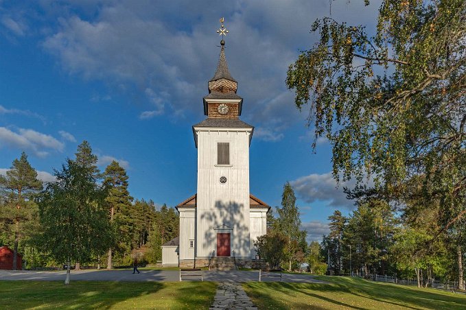 Vilhelmina kyrka Kyrkan, som är byggd i trä, uppfördes 1835–40 på Kyrkberget, högst upp i samhället. I anslutning till den anlades en kyrkogård med betagande utsikt mot Volgsjön...