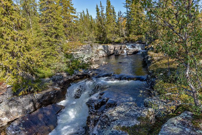 Djävulshålet Ljungans biå Rövran bildar vid en punkt cirka 5 km från Tossåsen det 12 meter höga Rövrafallet (Djävulshålet).