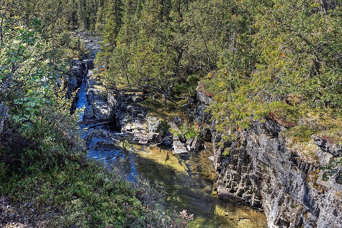 Djävulshålet Ljungans biå Rövran bildar vid en punkt cirka 5 km från Tossåsen det 12 meter höga Rövrafallet (Djävulshålet).