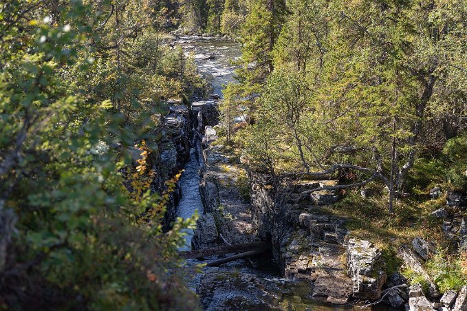 Djävulshålet Ljungans biå Rövran bildar vid en punkt cirka 5 km från Tossåsen det 12 meter höga Rövrafallet (Djävulshålet).