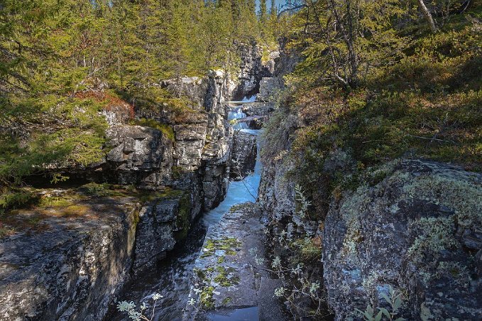 Djävulshålet Ljungans biå Rövran bildar vid en punkt cirka 5 km från Tossåsen det 12 meter höga Rövrafallet (Djävulshålet).