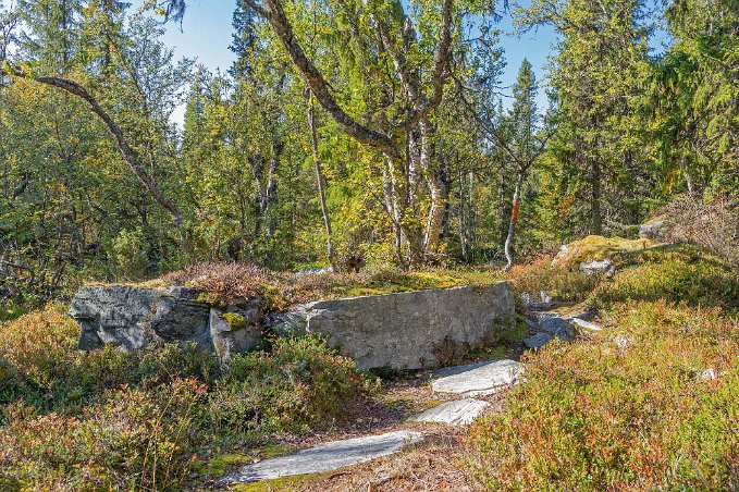 Djävulshålan Stenformation efter stigen mot Djävulshålan.