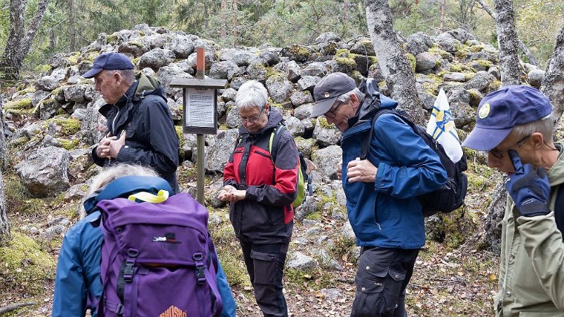 Bronsåldersröse Vandrarna på väg upp mot Marviksberget passerar ett gravröse från bronsåldern och studerar intressanta svampar på marken.