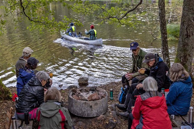Fikarast vid kanotleden Genom Marvikarnas sjösystem passera en kanotled. Den här kanadensaren sjösattes alldeles intill de rastande STF-vandrarna vid Mellanmarviken.