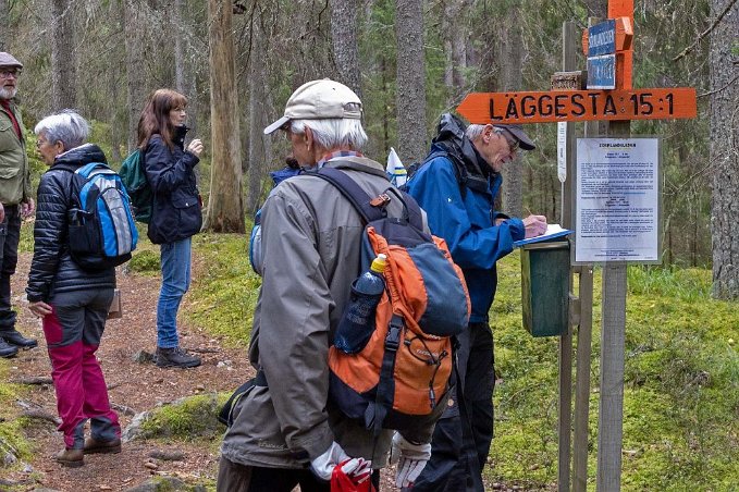 Loggboksnoteringar Magnus Eriksson antecknar i en besöksbok vid leden upp mot Marviksberget.