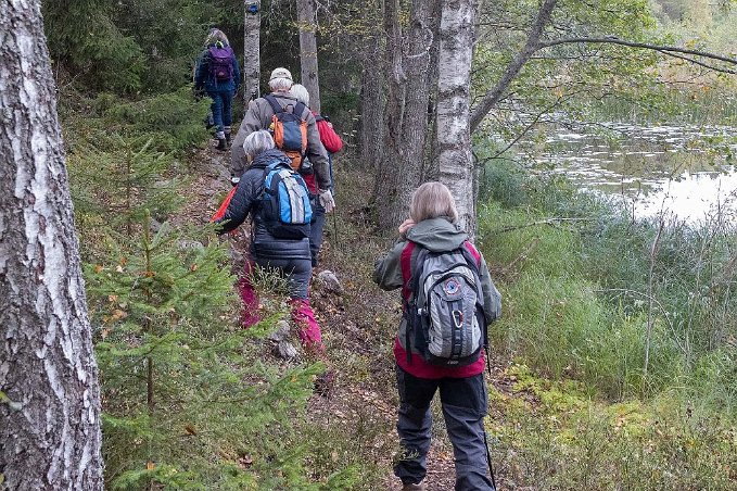 Stenig stig Stenig stig längs Mellan-Marviken.