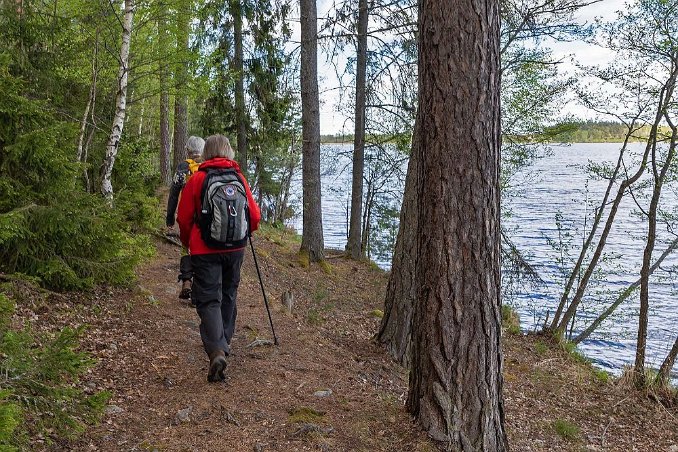 Ulvaspåret Vandring längs Visnaren. Namnet Visnaren sägs syfta på den krok som vattnet bildade, när det gick in från Gripsholmsviken, rundade platsen där Åkers kyrka...