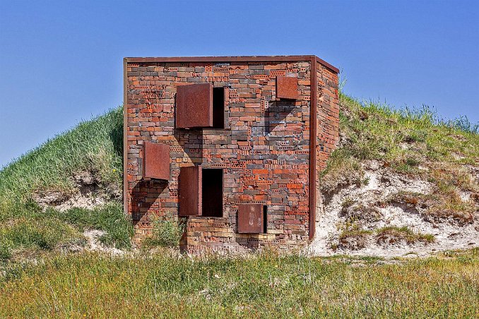 Bunker Bunker av James Bates (2002). Teknik nurad tegelsten, järnluckor. ”Det skulle kunna vara en bunker från gränstrakterna mellan Tyskland och Frankrike eller...