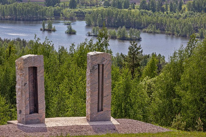 Ljusrum i gnejs Ljusrum I och II av Pål Svensson (1998).Teknik huggen, borstad och slipad Hallandsgnejs.”Skulpturerna är som skåp som fångar det omgivande ljuset. En öppning på...