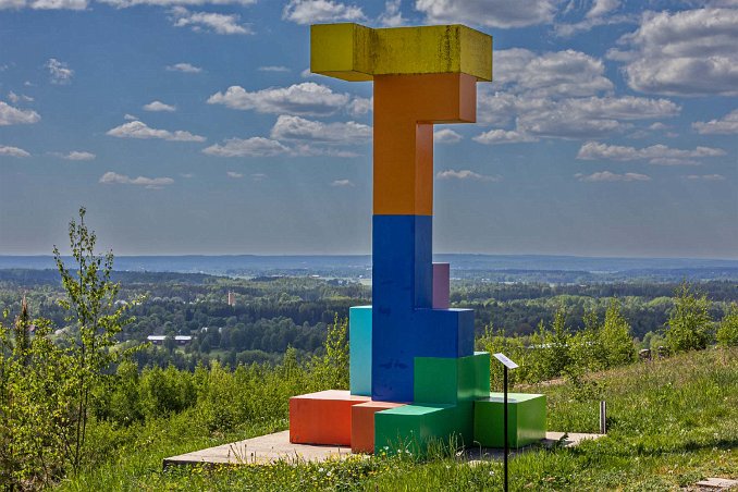 Tetris Tetris av Jacob Dahlgren (2017).Teknik målad stål. Spelet tetris går ut på att ordna olika färgstarka figurer. Konstnärens verk är ofta en mbination av ränder,...