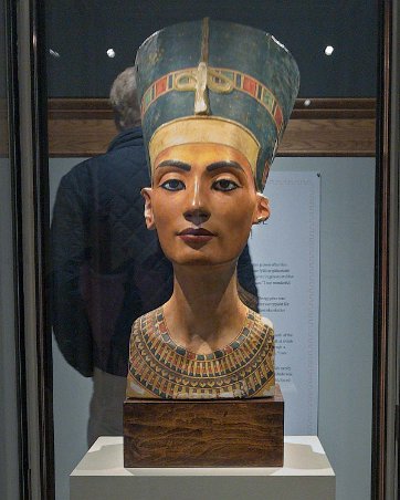 Nefertiti i Nationalmuseeum Byst i gips av Nefertiti i Nationalmuseeum. Nefertiti ('Skönheten har anlänt', född runt 1370 f.Kr, död runt 1330 f.Kr, var en drottning under Egyptens artonde...