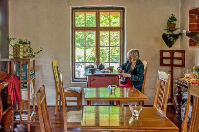 Fika i Forsby kvarn Fika på övervåningen i Forsby kvarn.