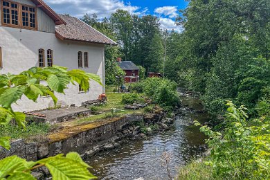 Kvarnbäcken Kvarnbäcken nedanför dammen. I Örsundaåns vackra ådal, strax utanför Fjärdhundra, ligger Forsby. I en av byns gamla kvarnar finns kafé och restaurang.