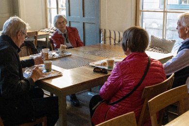 Fika i Gamla stan Fika i Stadsmissionens café vid Stortorget.