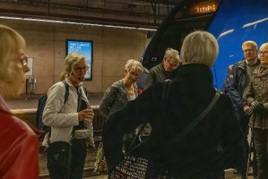 Möte vid tåget Guiden Marie Andersson möter STYF-gruppen vid tåget inför den 