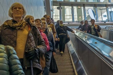 Solfångare Ljuset från en rund spegel, 1,5 meter i diameter, vid den södra uppgången., följer och fångar solljuset och kastar en ljusreflex genom rummet. När ljuset...