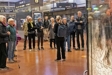 Stad, fotocollage i reliefglas Stockholm City: På plattformen vid spår 3 och 4 har Peter Svedberg 2017 klätt in en bergpelare med ett reliefglas. Det är en av delarna i hans verk ”Stad, Träd...