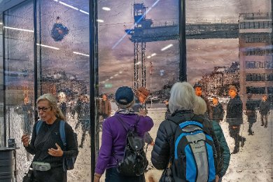 Stad, fotocollage i reliefglas Stockholm City 3 och 4: Närstudie av Konstverkerket Stad med fotocollage av välkända stockholmsmiljöer.