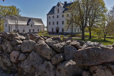 Rejäl stenmur Den rejäla stenmuren vid slottet vittnar om den stenrika marken.